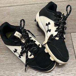 • UNDER ARMOR • boys baseball cleats